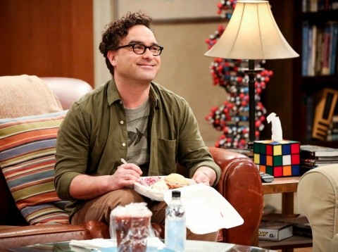 Johnny Galecki used to stick his gum on the wall while filming The Big Bang Theory